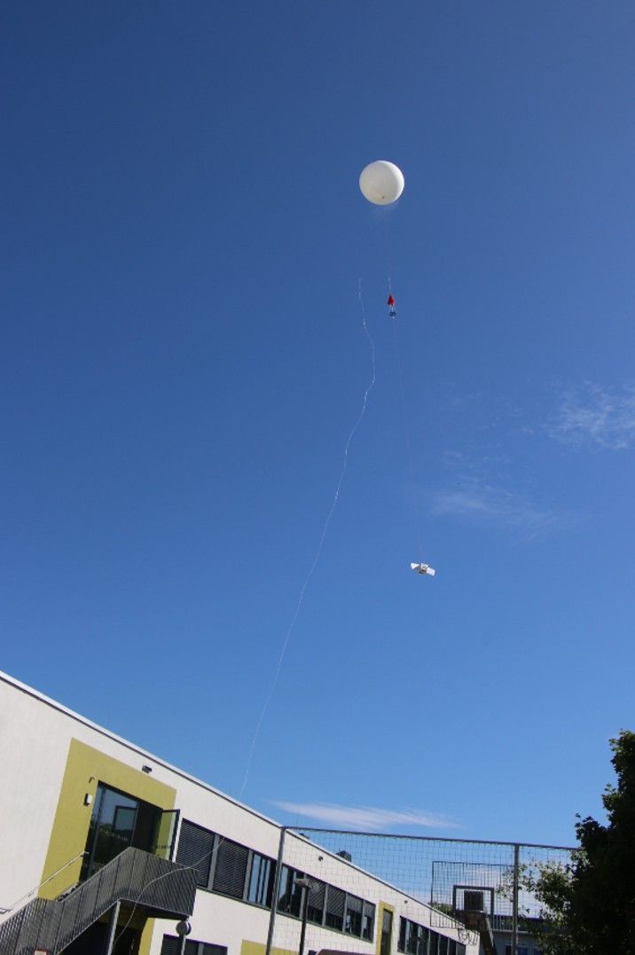 Wetterballon_blauer_Himmel.jpg
